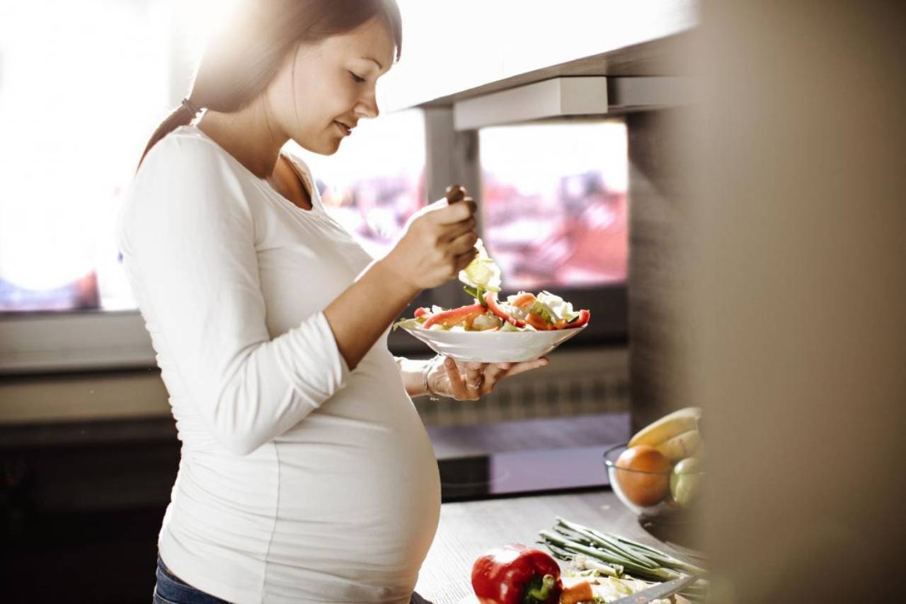 donna incinta che mangia