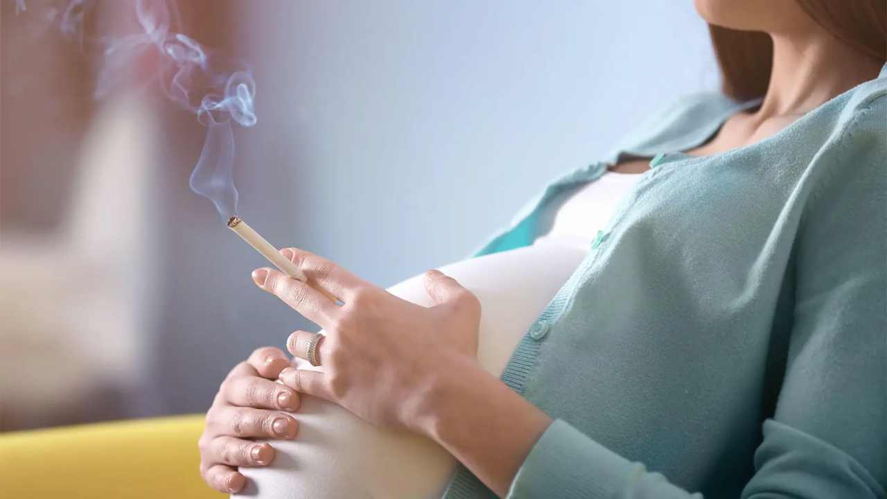 donna che fuma in gravidanza 