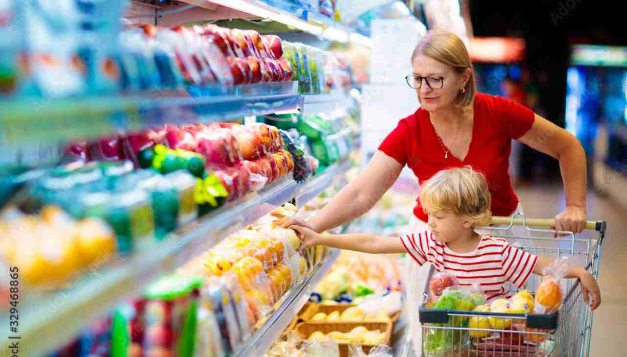 mamma con bambino al supermercato