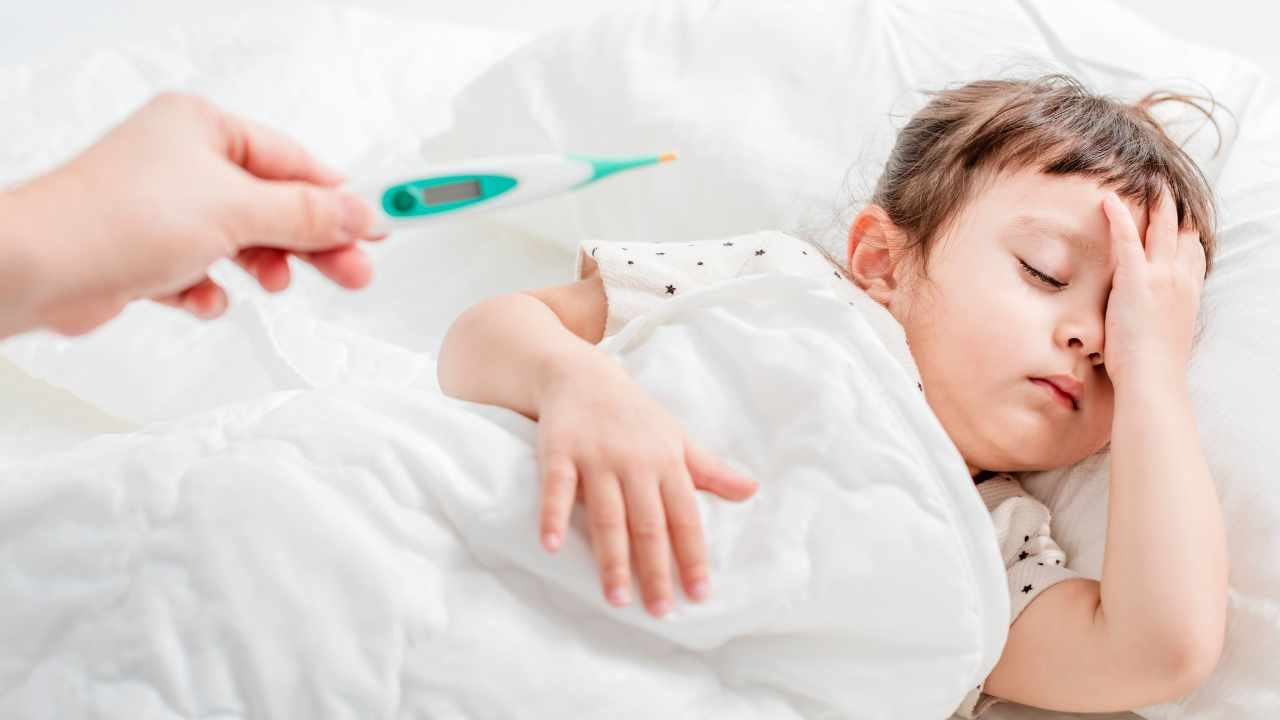 Bambina a letto con la febbre
