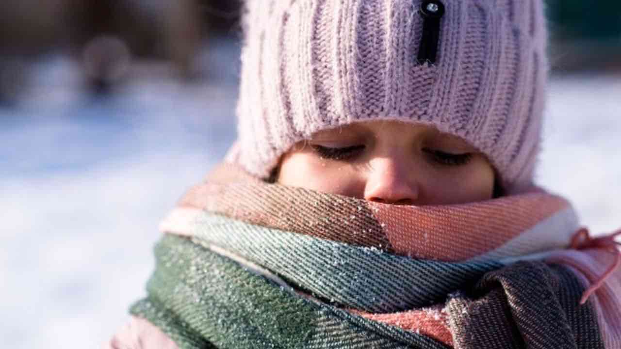 Bambina con sciarpa e cappello