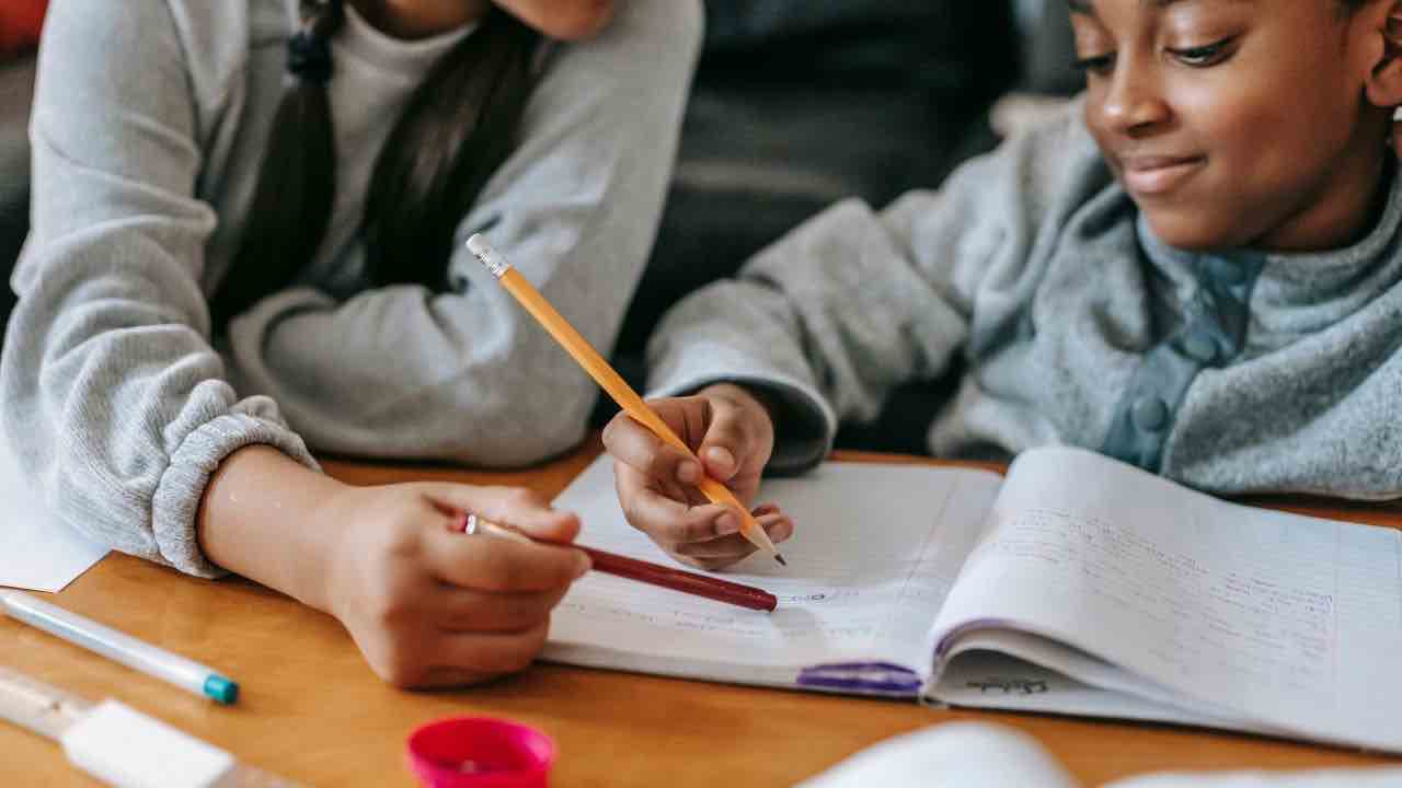 Bambina studia con la mamma