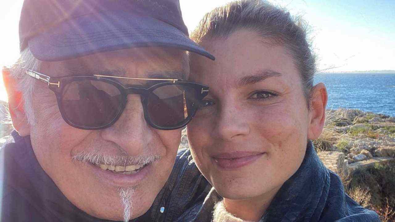 Emma Marrone sorridente insieme al padre