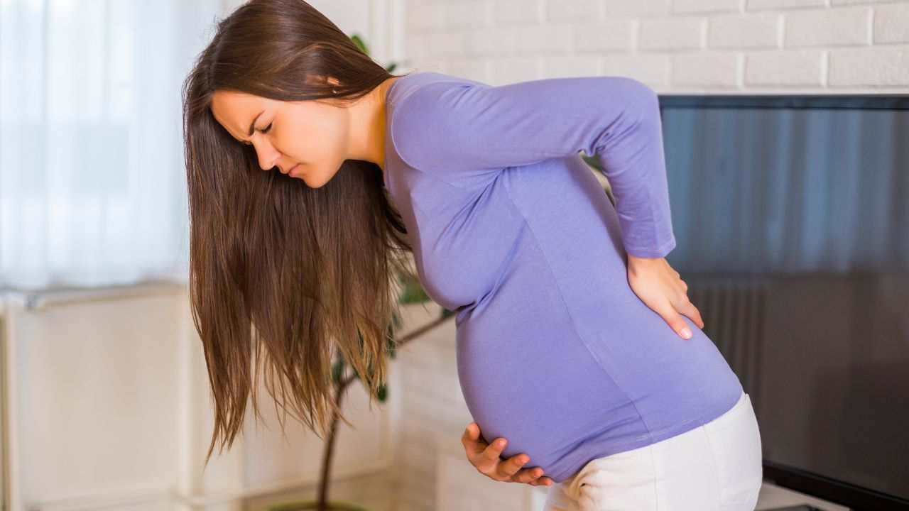 Donna incinta soffre di mal di schiena