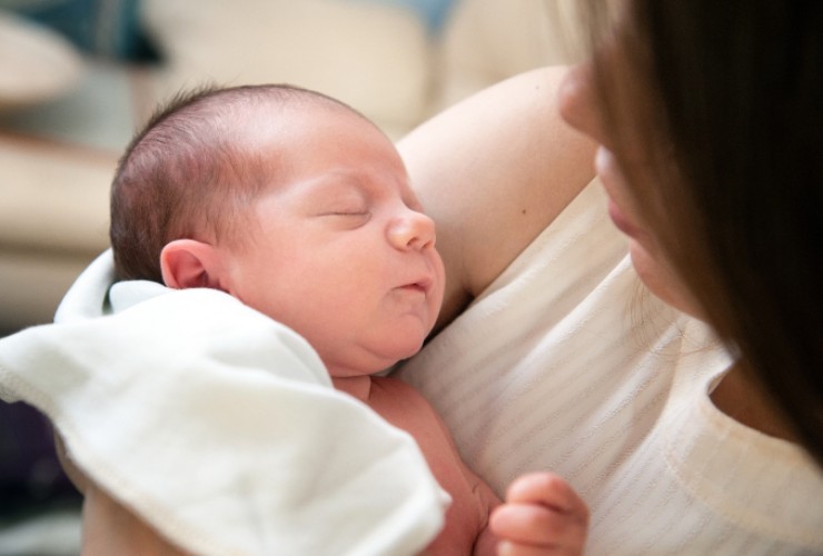 Mamma coraggiosa assume baby-sitter di notte