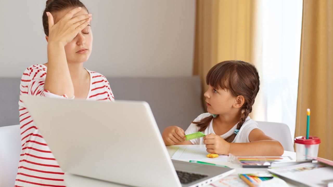 Mamma stanca in compagnia della figlia