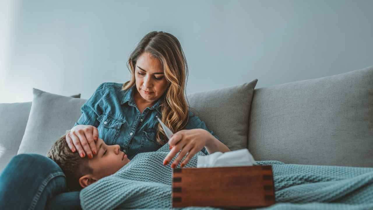 Mamma si prende cura del figlio malato