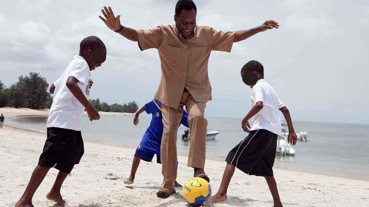 Pelé gioca in spiaggia