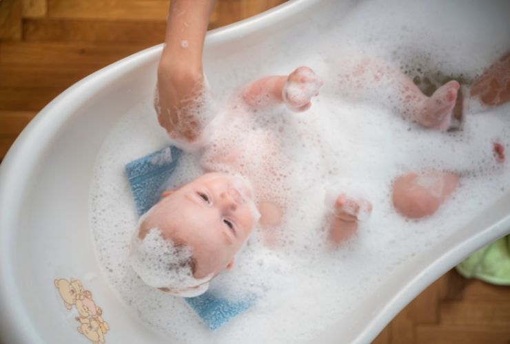 Bambino fa il bagnetto con la mamma