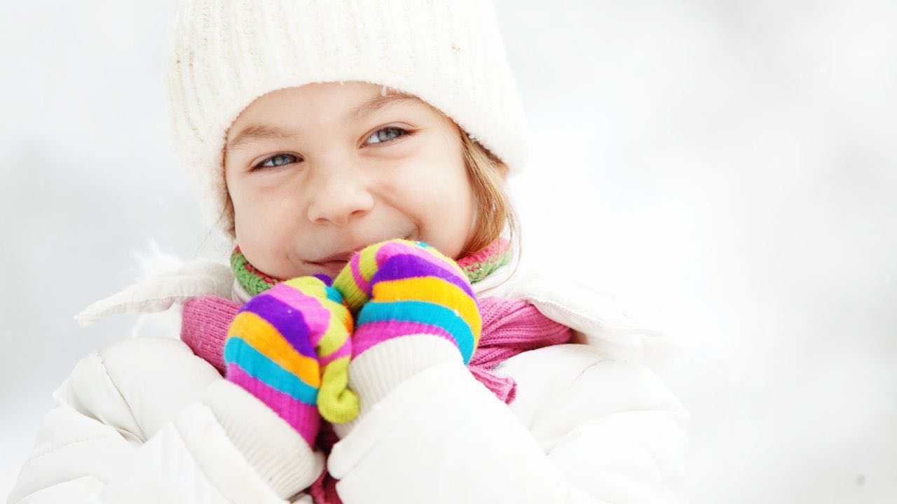 bambina con cappello di lana