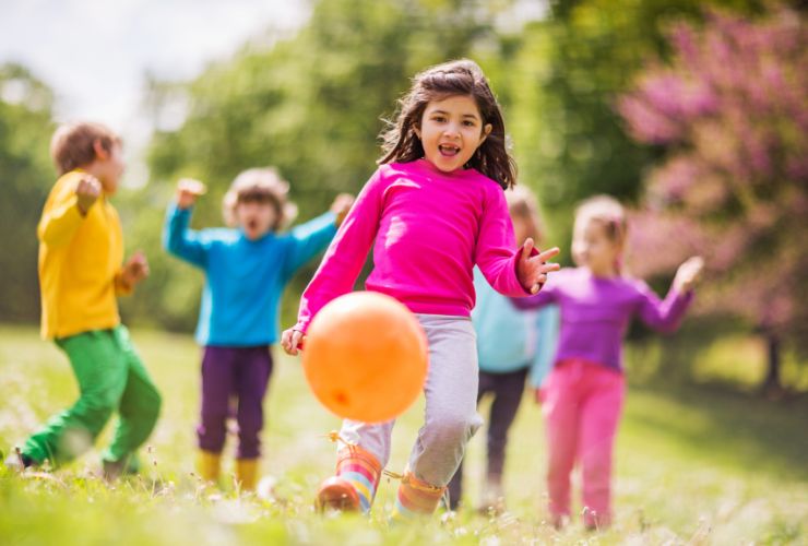 bambini giocano al parco