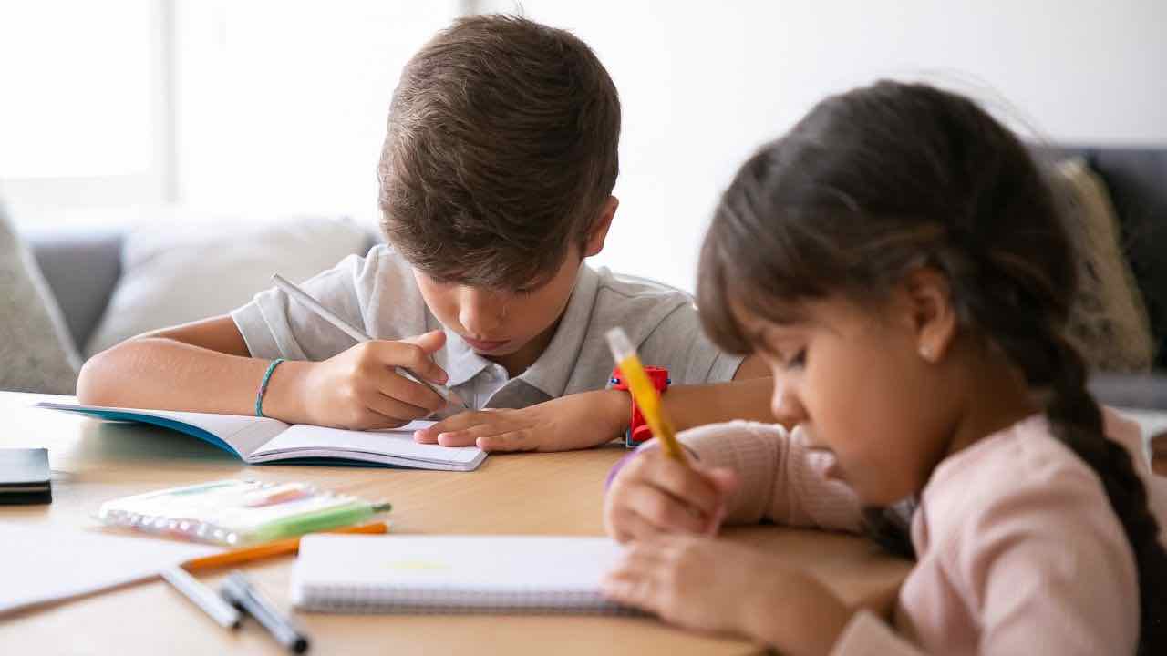 bambini che fanno i compiti a casa