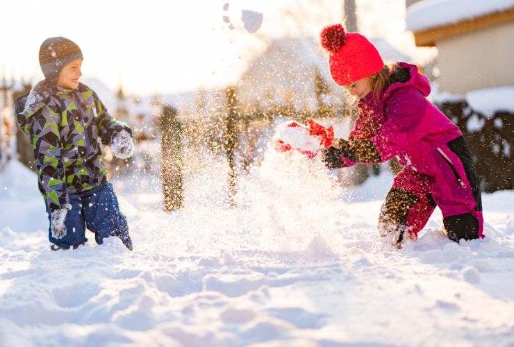 Bambini si divertono in montagna