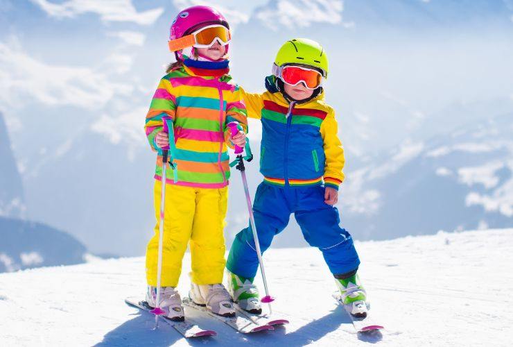 Bambini sugli sci
