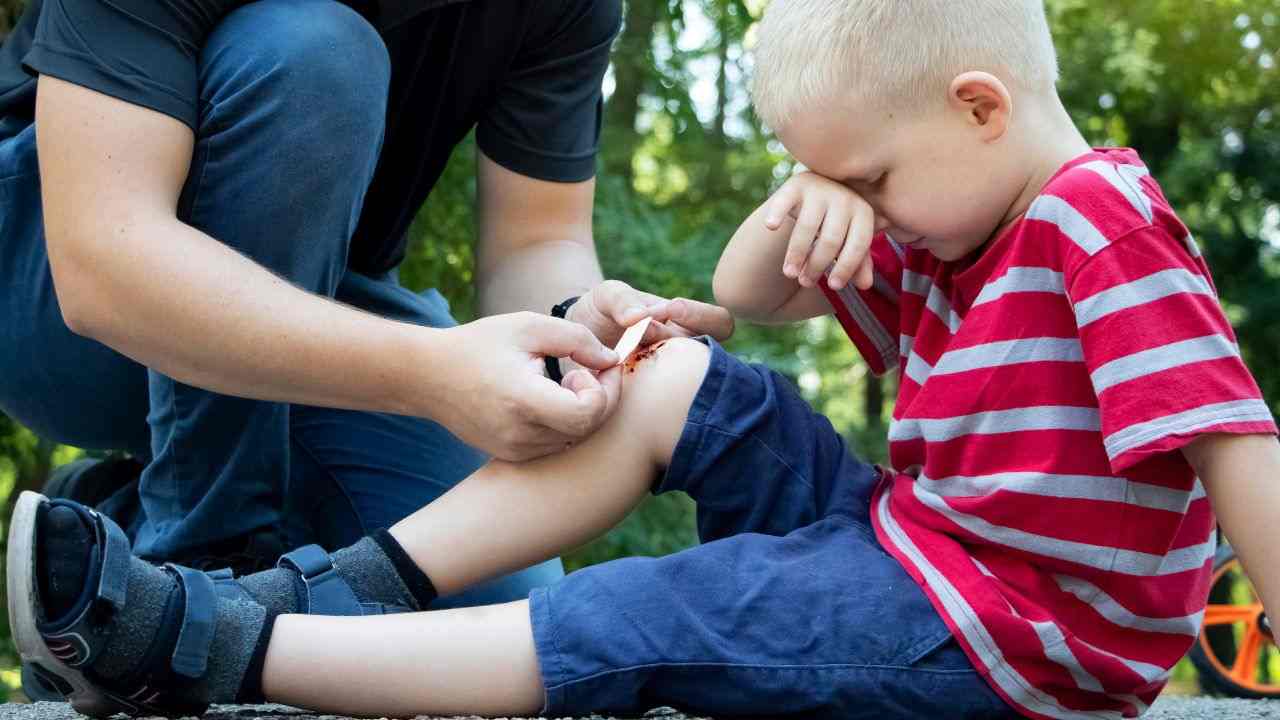 tuo figlio si sbuccia sempre le ginocchia? 