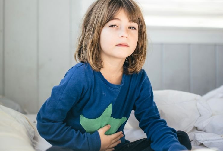 Bambino a letto col mal di pancia