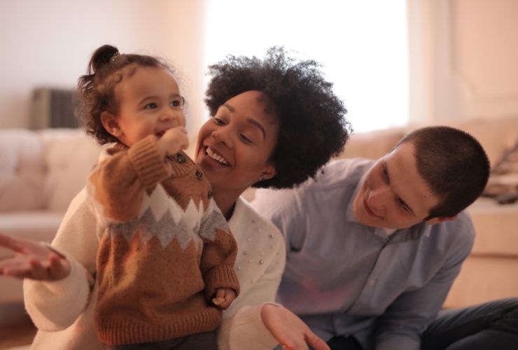 genitori felici con la figlia