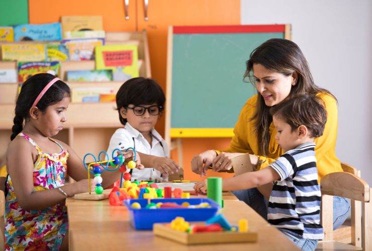 bambini a scuola con la maestra