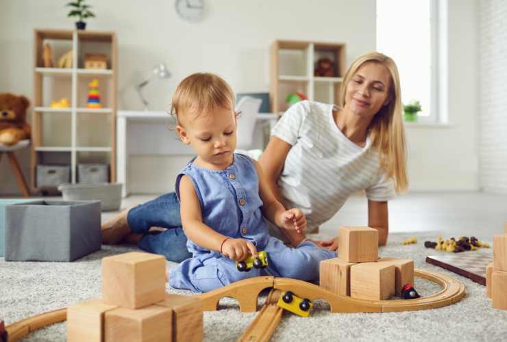 mamma che gioca con la figlia