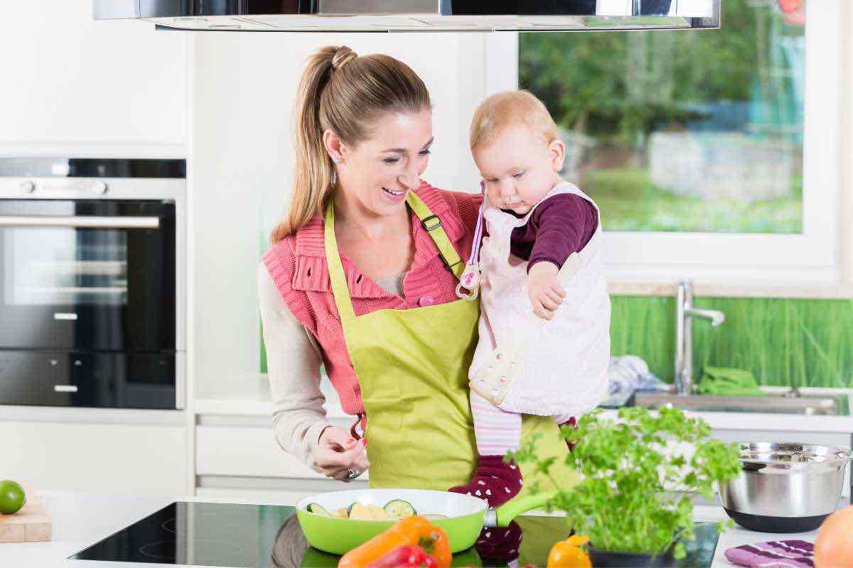 mamma in cucina con il suo bebè