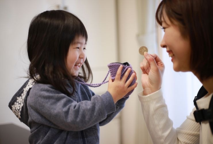 Bambina conserva i soldi con la mamma