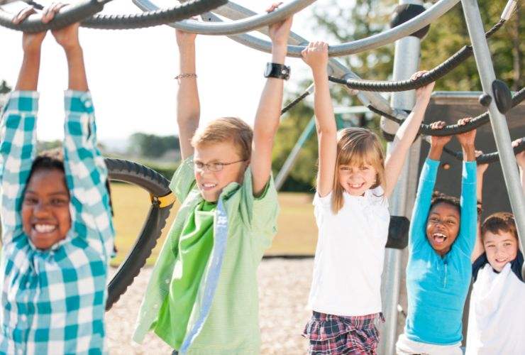 ragazzi giocano insieme al parco