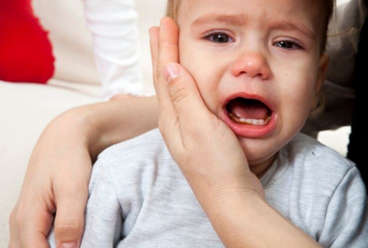 bambino piccolo in lacrime