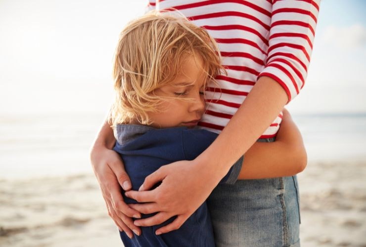 bambino abbracciato alla madre