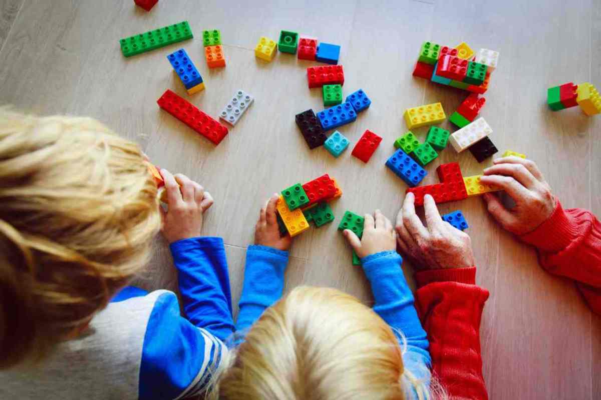 Bambini giocano con i Lego