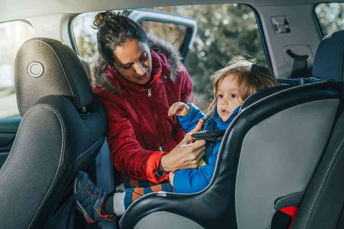 Perché devi togliere la giacca a tuo figlio in auto