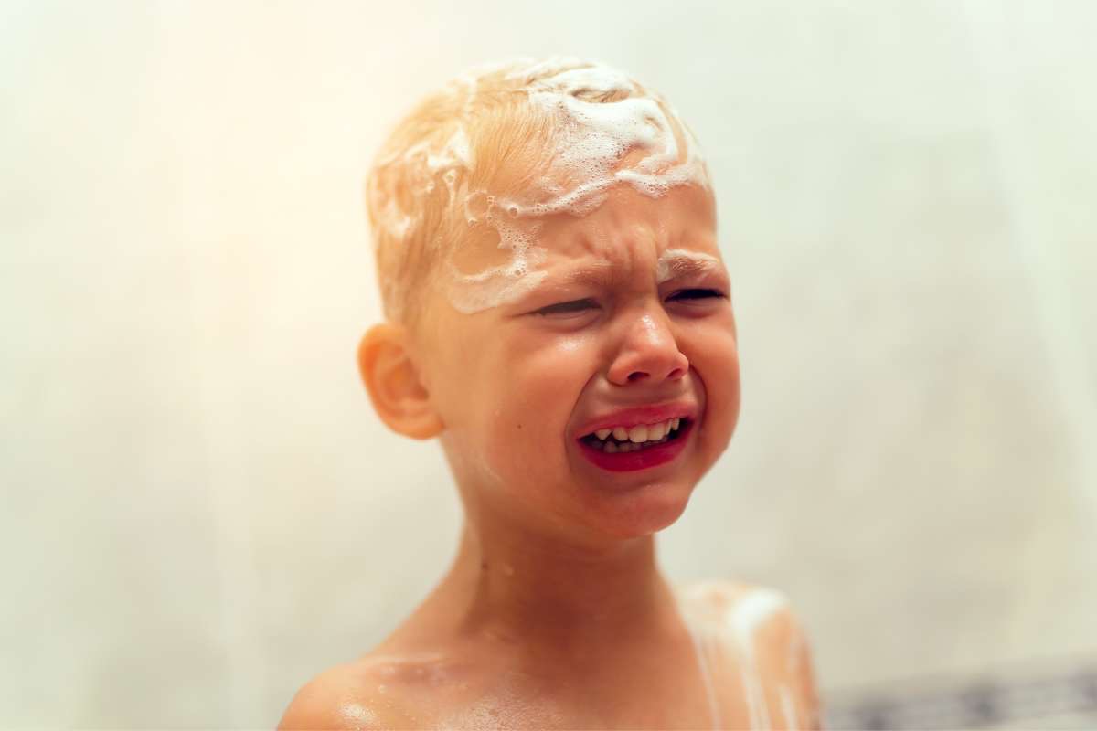 bimbo che piange mentre fa il bagno