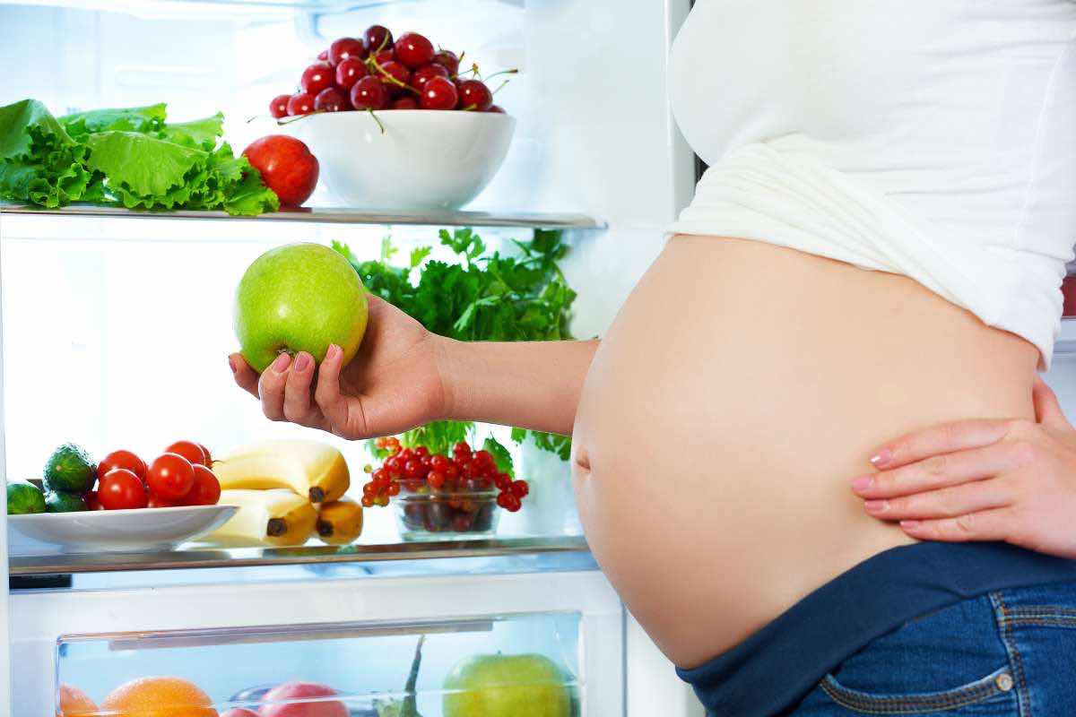 donna incinta davanti al frigo