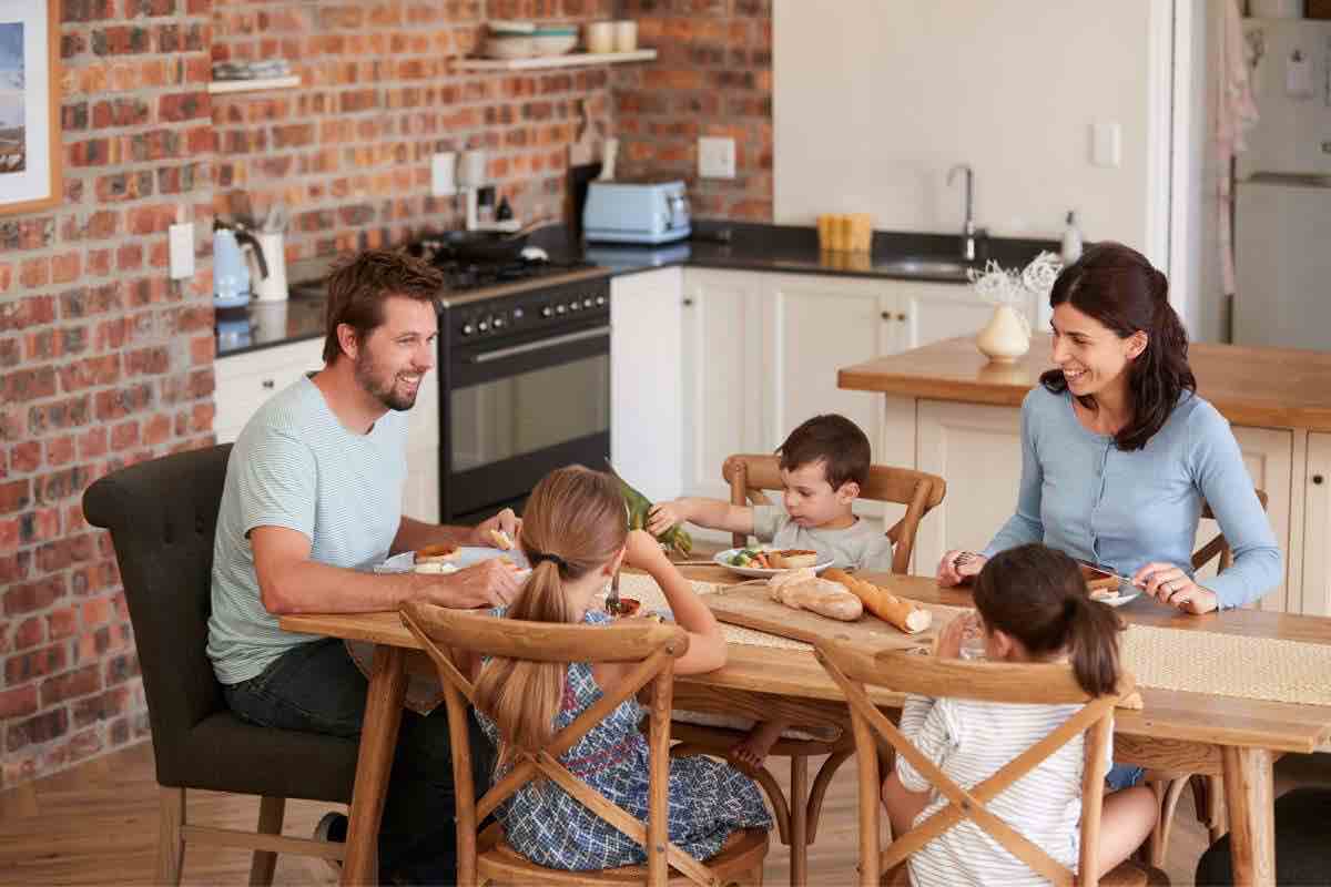 famiglia felice a tavola