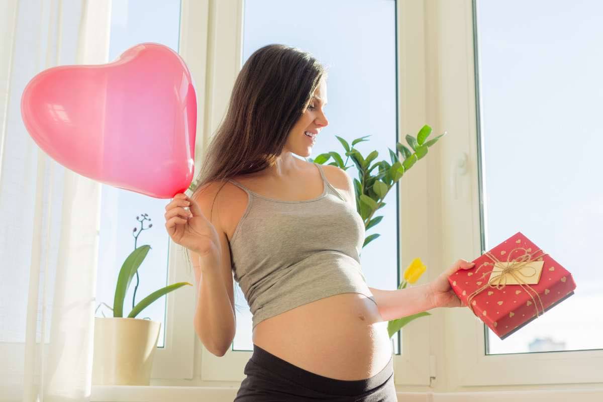 mamma incinta che riceve il regalo