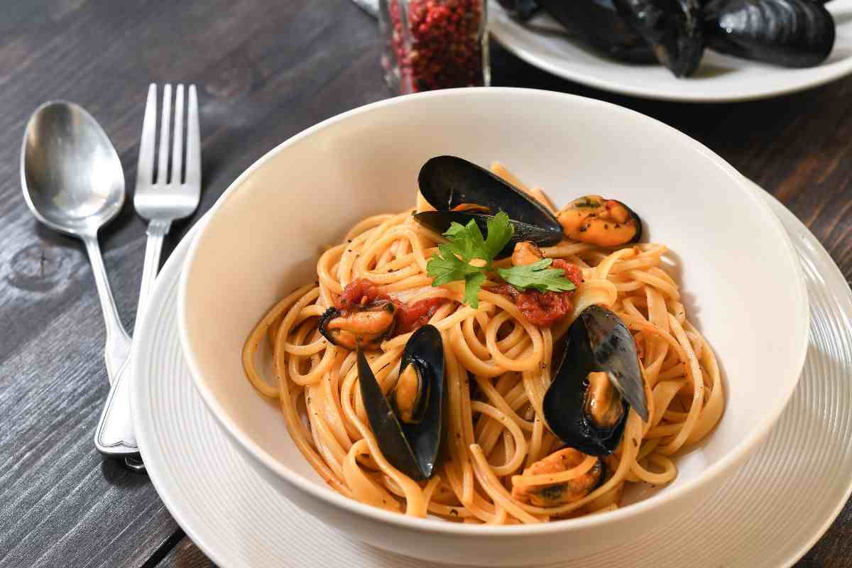 Spaghetti di mare con cozze e pomodori